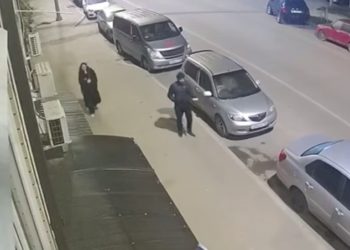 В Краснодаре сорвала гирлянду из российских флагов и выбросила ее