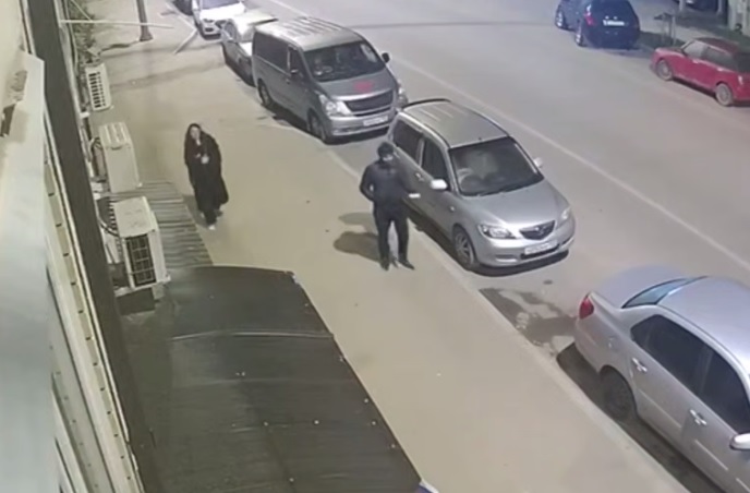 В Краснодаре женщина сорвала гирлянду из российских флагов и выбросила ее