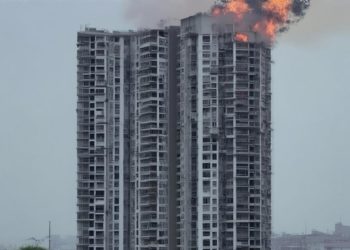  Атака БПЛА в Туапсе привела к масштабному возгоранию на крыше жилого дома