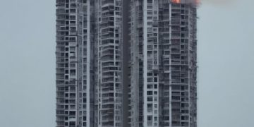  Атака БПЛА в Туапсе привела к масштабному возгоранию на крыше жилого дома