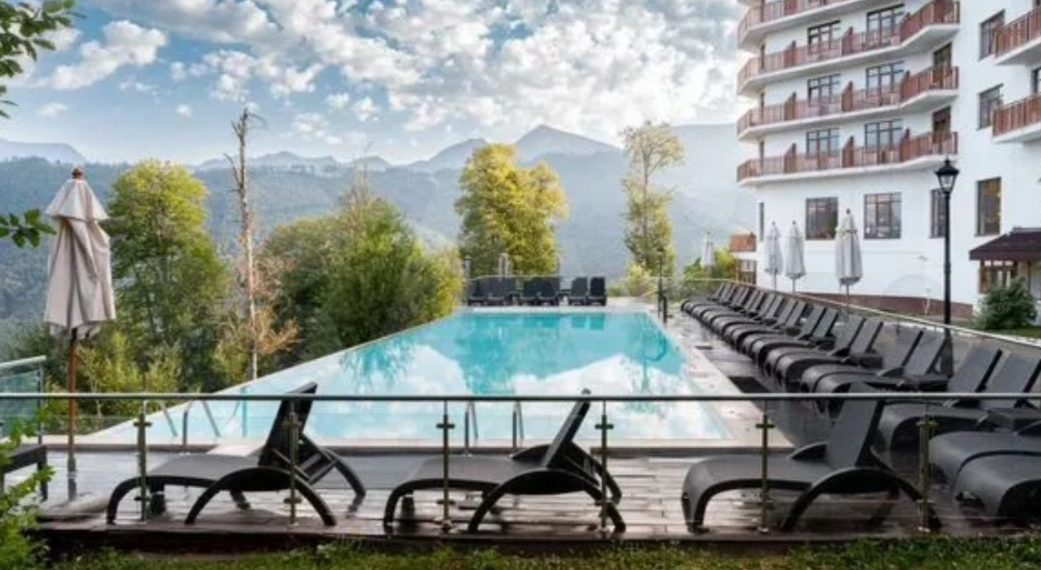 В Сочи продают гостиницу с открытым бассейном за 4 млрд рублей