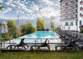 В Сочи продают гостиницу с открытым бассейном за 4 млрд рублей