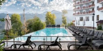 В Сочи продают гостиницу с открытым бассейном за 4 млрд рублей