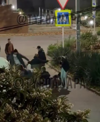 В Анапе во время атаки БПЛА толпа пьяных мужиков атаковала друг друга