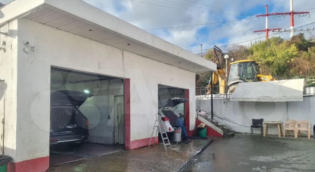 В Сочи на пути в Красную Поляну выставили на продажу автомойку за 15,8 млн