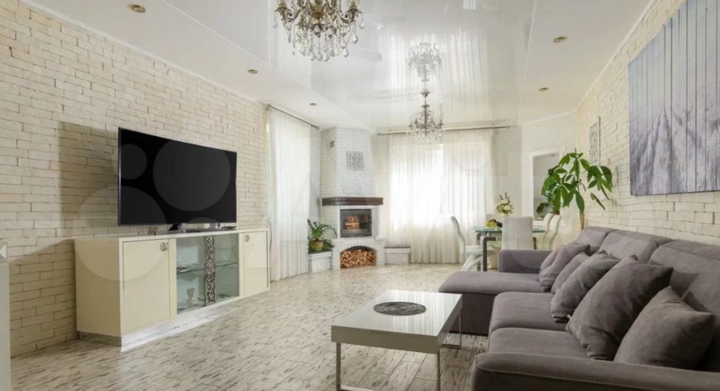 В Сочи за 21 млн продается 3-этажный дом-гараж с доходом от аренды