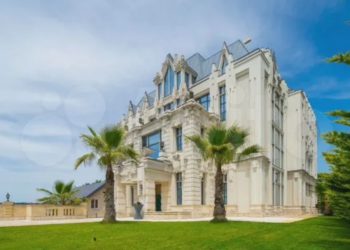 В Сочи выставлен на продажу особняк площадью 1600 кв. м за 1 миллиард рублей