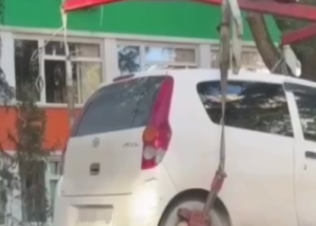 В Сочи эвакуировали легковой автомобиль с заведённым двигателем