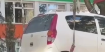 В Сочи эвакуировали легковой автомобиль с заведённым двигателем