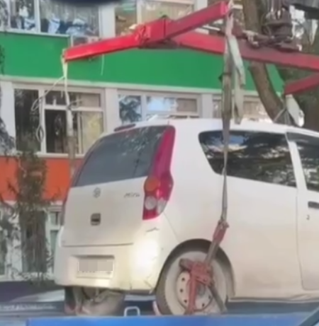 В Сочи эвакуировали легковой автомобиль с заведённым двигателем