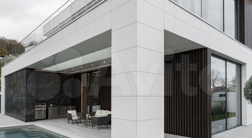 В Сочи выставлен на продажу новый дом бизнес-класса у моря