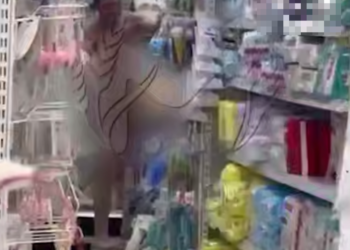 На Кубани голый «парфюмер» с ножом разнес магазин косметики