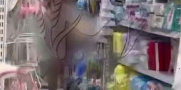 На Кубани голый «парфюмер» с ножом разнес магазин косметики