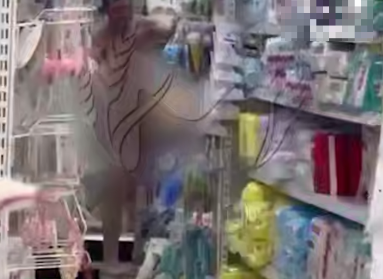 На Кубани голый «парфюмер» с ножом разнес магазин косметики