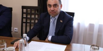 Депутат Заксобрания Кубани Арменак Тозлян подарил Сочинскому реабилитационному центру наборы для детского творчества