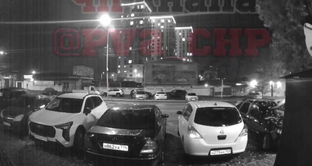 В Анапе мужчина спрыгнул с крыши на капот авто