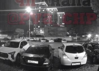 В Анапе мужчина спрыгнул с крыши на капот авто