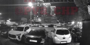 В Анапе мужчина спрыгнул с крыши на капот авто