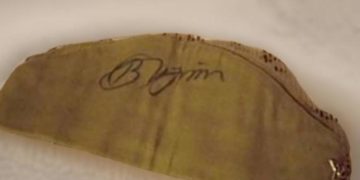 В Сочи за 200 тысяч продают уникальный предмет с автографом президента Путина