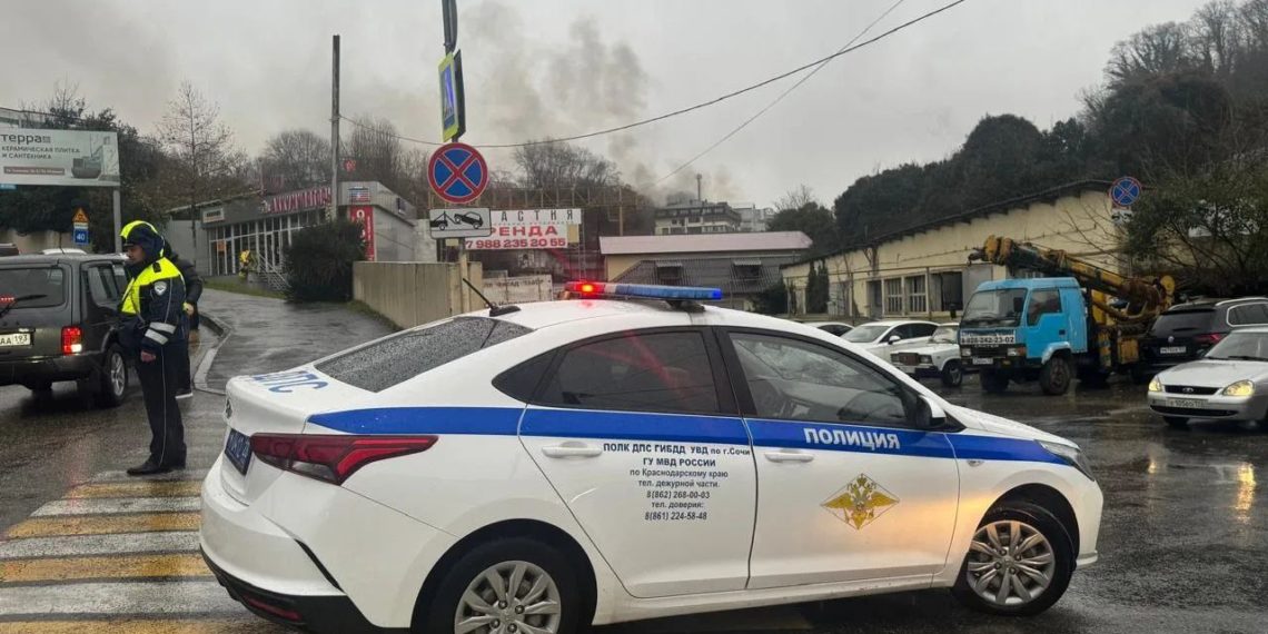 Из-за пожара с тремя пострадавшими в Сочи перекрыли улицу Транспортную