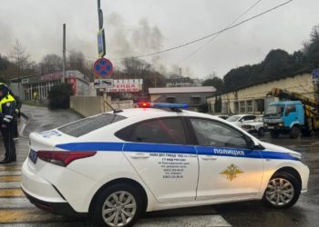 Из-за пожара с тремя пострадавшими в Сочи перекрыли улицу Транспортную