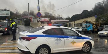 Из-за пожара с тремя пострадавшими в Сочи перекрыли улицу Транспортную