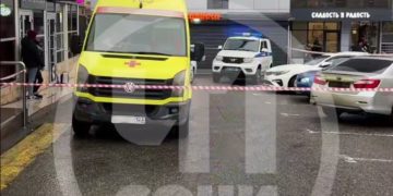 В автомобиле у остановки в Сочи нашли мертвого мужчину