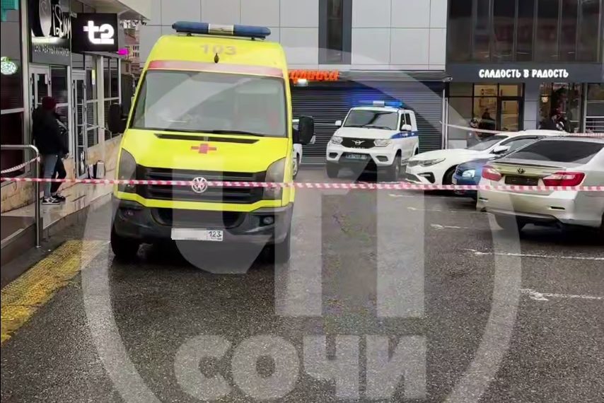 В автомобиле у остановки в Сочи нашли мертвого мужчину