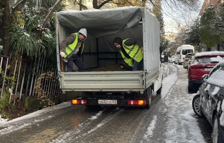 В Сочи продолжают устранять последствия непогоды