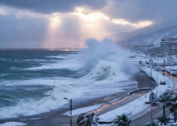 Сочи в ожидании снежной бури и шторма в ночь на НГ. Как доехать до аэропорта?