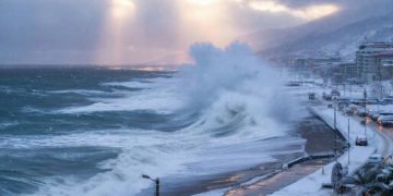 Сочи в ожидании снежной бури и шторма в ночь на НГ. Как доехать до аэропорта?