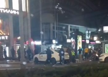 В Сочи посетители бара устроили уличную драку