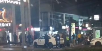 В Сочи посетители бара устроили уличную драку