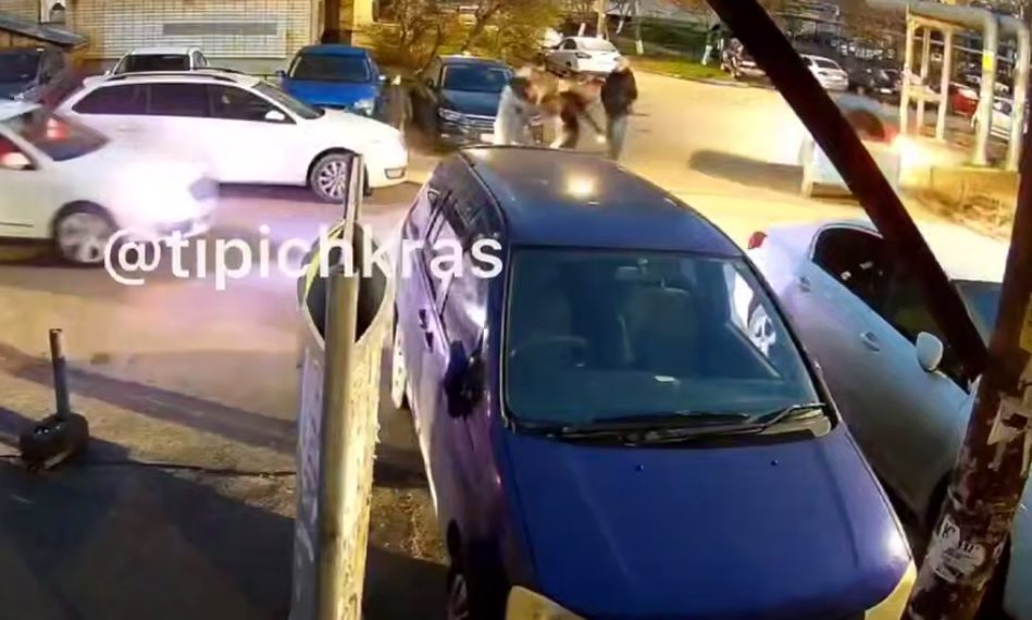 В Краснодаре водитель ударил пешехода с ребенком и получил отпор