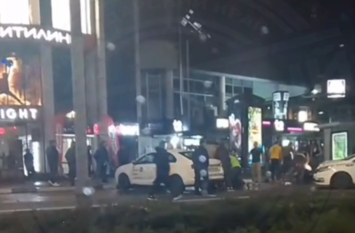 В Сочи посетители бара устроили уличную драку