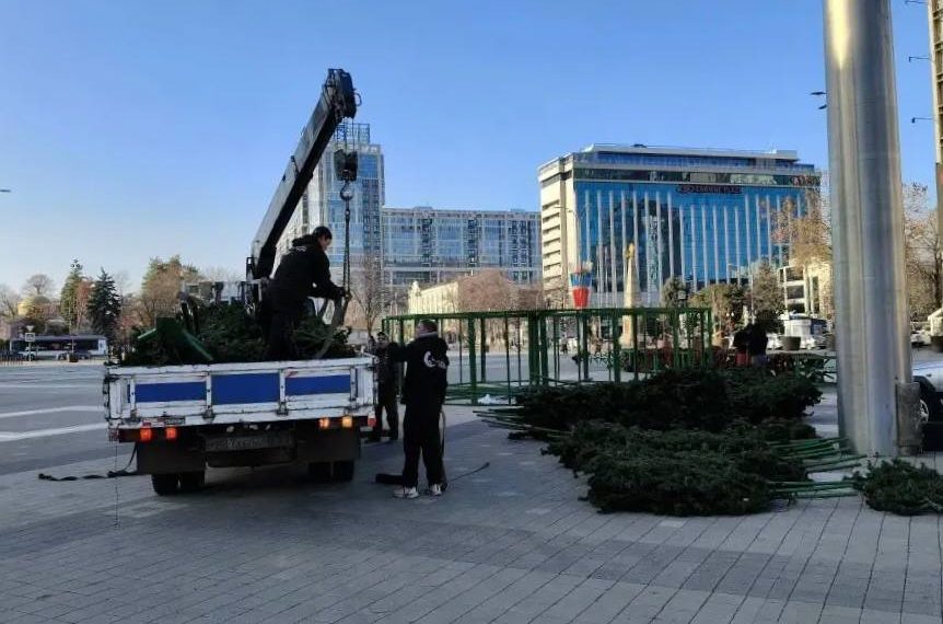 На Главной площади Краснодара начали устанавливать новогоднюю елку