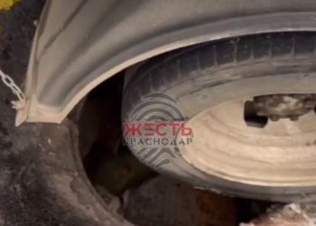 В Краснодаре водитель наехал на огороженные люки и ударил женщину