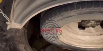 В Краснодаре водитель наехал на огороженные люки и ударил женщину