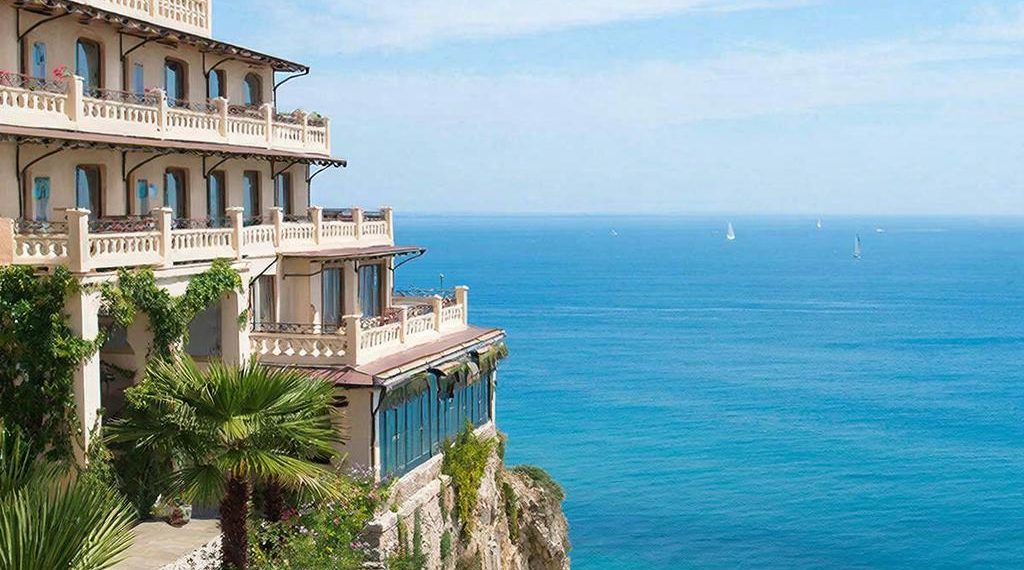 В Сочи выставили на продажу гостиницу рядом с морем за 680 миллионов