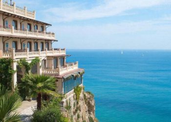 В Сочи выставили на продажу гостиницу рядом с морем за 680 миллионов