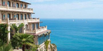 В Сочи выставили на продажу гостиницу рядом с морем за 680 миллионов