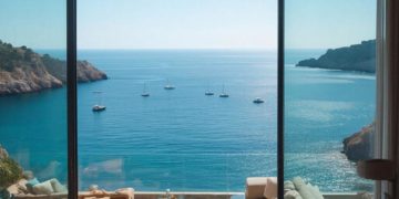 Рядом с Сочи за 700 млн выставили на продажу элитную виллу в 100 метрах от моря