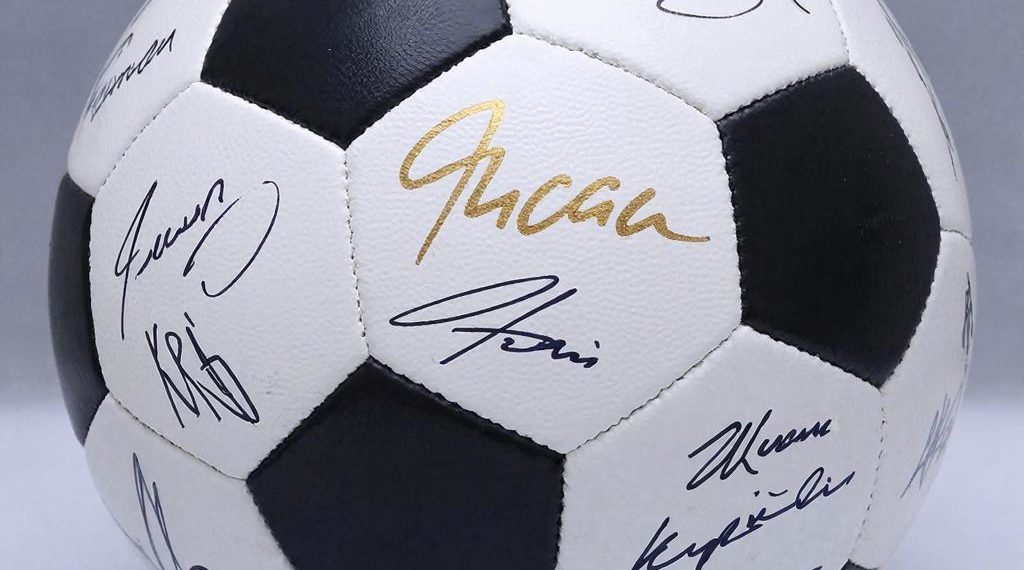 В Сочи за 100 тысяч продают мяч с автографами игроков сборной России по футболу