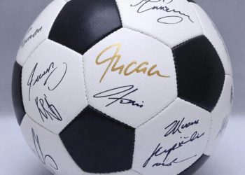 В Сочи за 100 тысяч продают мяч с автографами игроков сборной России по футболу