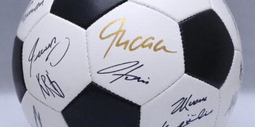 В Сочи за 100 тысяч продают мяч с автографами игроков сборной России по футболу