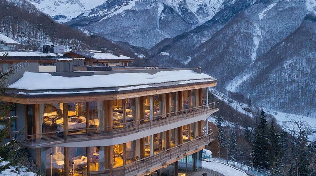 В Сочи за 1,8 млрд выставлен на продажу отель в горах Олимпийского наследия