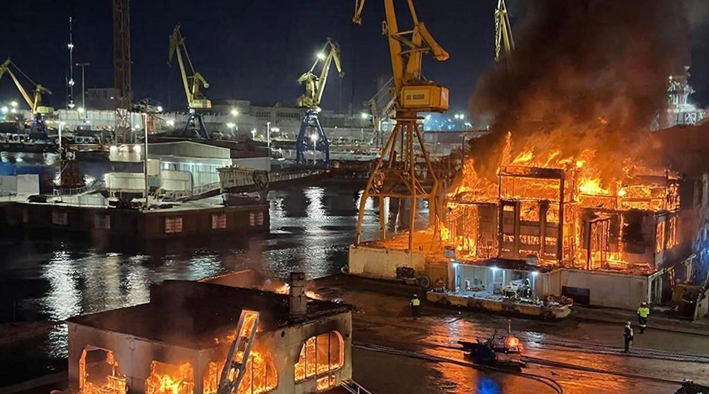 Опубликовано фото крупного пожара в порту Темрюка после ночной атаки БПЛА