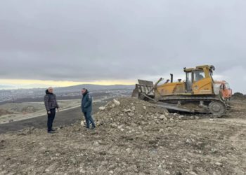 В Новороссийске продолжают тушить пожар на мусорном полигоне