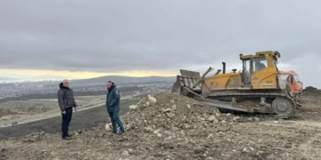 В Новороссийске продолжают тушить пожар на мусорном полигоне