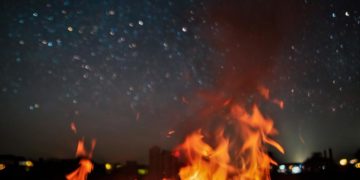 После ночного удара БПЛА в Твери у торгового центра возник пожар